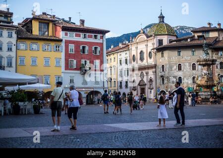 Trento, Italia - 15 agosto 2019: Persone che camminano nel centro storico di Trento Foto Stock