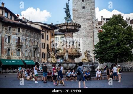 Trento, Italia - 15 agosto 2019: Vista di Piazza del Duomo e della Fontana di Nettuno nel centro storico Foto Stock