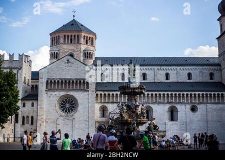 Trento, Italia - 15 agosto 2019: Veduta della Cattedrale di San Vigilio nel centro storico Foto Stock