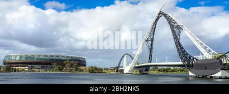 Ponte Matagarup un cavo di acciaio sospeso stese ponte pedonale sul fiume Swan e Oktus Stadium Perth Western Australia. Foto Stock