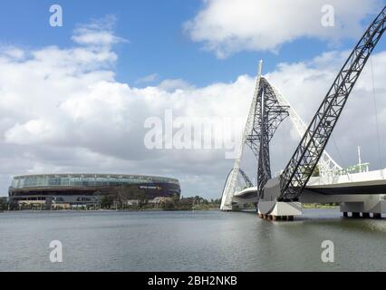 Ponte Matagarup un cavo di acciaio sospeso stese ponte pedonale sul fiume Swan e Oktus Stadium Perth Western Australia. Foto Stock