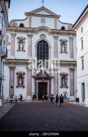 Trento, Italia - 15 agosto 2019: Persone di fronte alla Chiesa di San Francesco Saverio Foto Stock