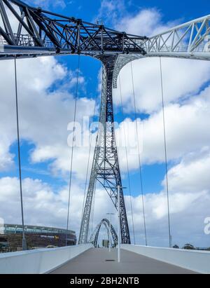 Dettaglio del Ponte Matagarup un cavo di acciaio sospeso stese ponte pedonale sul Fiume Swan Perth Australia Occidentale. Foto Stock