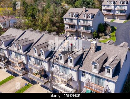 Morgantown, WV - 22 aprile 2020: Veduta aerea dei contraenti di copertura che sostituiscono le vecchie assicelle su un tetto della casa Foto Stock