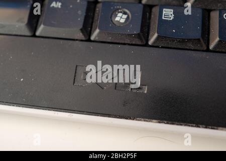 Primo piano del logo per i computer Dell sulla tastiera del computer, San Ramon, California, 7 febbraio 2020. () Foto Stock