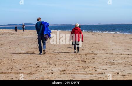 Dundee, Tayside, Scozia, Regno Unito. 23 aprile 2020. UK Weather: Caldo pomeriggio soleggiato a Dundee anche se la brezza costiera mantenere la costa un po 'più fresca con la temperatura massima 14°C. Persone che hanno i loro esercizi autorizzati lungo la spiaggia di Broughy Ferry durante le restrizioni di blocco Coronavirus in tutto il Regno Unito. Credit: Dundee Photographics/Alamy Live News Foto Stock