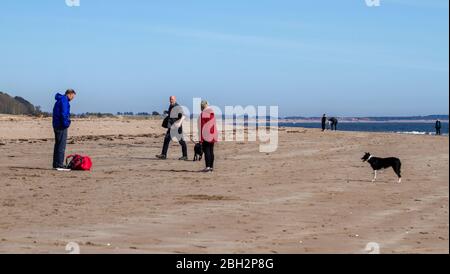 Dundee, Tayside, Scozia, Regno Unito. 23 aprile 2020. UK Weather: Caldo pomeriggio soleggiato a Dundee anche se la brezza costiera mantenere la costa un po 'più fresca con la temperatura massima 14°C. Persone che hanno i loro esercizi autorizzati lungo la spiaggia di Broughy Ferry durante le restrizioni di blocco Coronavirus in tutto il Regno Unito. Credit: Dundee Photographics/Alamy Live News Foto Stock