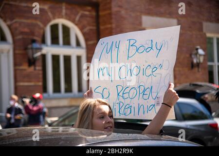 Richmond, Stati Uniti. 22 aprile 2020. Una donna ha un segno che dice 'My Body My Choice so Reopen Virginia' dal tetto di una macchina alla protesta 'Reopen Virginia' a Richmond il 22 aprile 2020. (Foto di Matthew Rodier/Sipa USA) Credit: Sipa USA/Alamy Live News Foto Stock