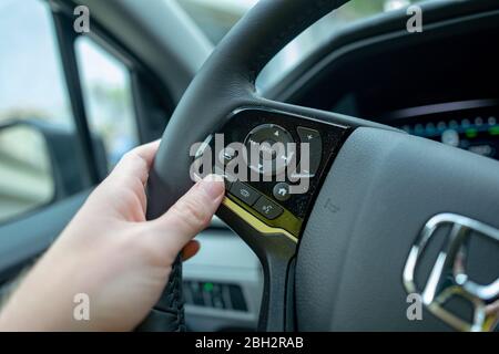 Primo piano di un uomo che utilizza la funzione di chiamata vivavoce Bluetooth su Honda Automobile, San Ramon, California, 25 marzo 2020. () Foto Stock