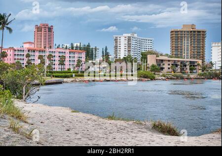 Boca Raton Inlet, edifici e vegetazione sull'acqua nel South Inlet Park, Florida Foto Stock