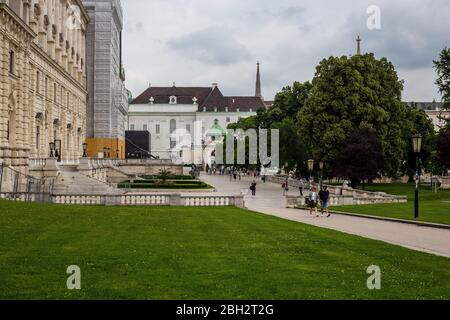 Vienna, Austria - 6 giugno 2019: Persone che camminano nel Burggarten dietro Hofburg, Vienna, Austria Foto Stock