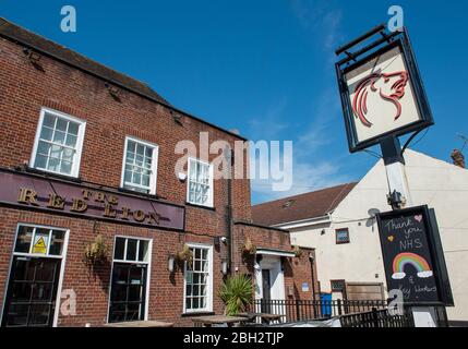 Burnham, Buckinghamshire, Regno Unito. 23 aprile 2020. Grazie a tutti i principali lavoratori arcobaleni dipinti su tavole di gesso fuori dal Red Lion Pub a Burnham Village High Street durante il blocco Pandemic Coronavirus. Credit: Maureen McLean/Alamy Live News Foto Stock