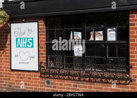 Burnham, Buckinghamshire, Regno Unito. 23 aprile 2020. Grazie NHS, noi vi amo, soggiorno Home avviso bordo al pub Five Bells a Burnham Village durante il Pandemic Coronavirus. Credit: Maureen McLean/Alamy Live News Foto Stock