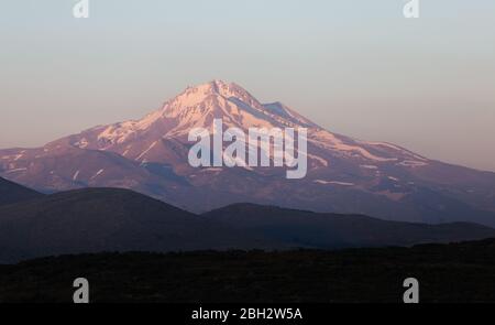 Vista sul Monte Erciyes a Kayseri. Forme scure al tramonto Foto Stock