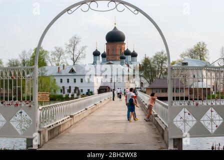 Distretto di Pushkinsky, regione di Vladimir, Russia, 11 maggio 2013. Convento Vvedensky su isola. Vvedenskaya ostrovnaya zhenskaya pustyn. Il ponte per la mona Foto Stock