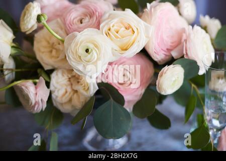 Matrimonio di lusso, festa, compleanno. Arredamento festoso tavolo. Stile mare con diversi colori naturali blu, rosa e fiori. Bouquet di rose Pride di Jane Foto Stock