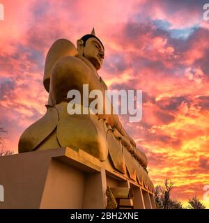 Golden Buddha , Wat Phu Salao, Paksè, Laos, Indocina, Asia sud-orientale, Asia Golden Statue di Buddha , Wat Phu Salao, Paksè, Laos, Indocina, a sud-est di un Foto Stock