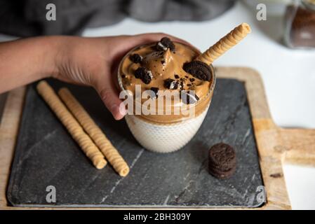 Bicchiere con caffè Dalgona frothy tendenza korean drink espresso latte con schiuma di caffè Foto Stock