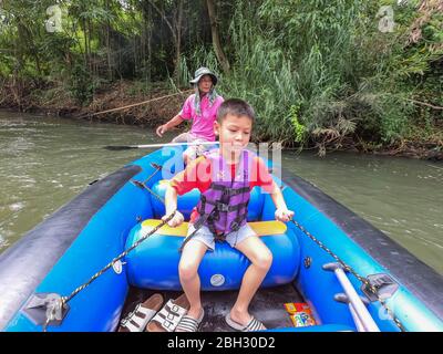Turisti sulla barca gonfiabile galleggiare sull'acqua nel fiume il flusso della diga di Kaeng Krachan a Phetchaburi in Thailandia. 10 giugno 2019 Foto Stock