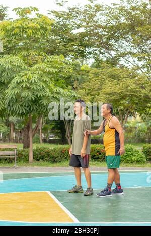 Vecchio uomo felice con l'esercizio di giocare a basket al BangYai Park Nonthaburi in Thailandia. 22 agosto 2018 Foto Stock