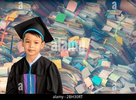 Il ragazzo si è laureato dalla scuola materna. Questo studio è il primo ad avanzare al livello successivo di sfondo Dossier colorati fatti di carta molto impilabile wit Foto Stock