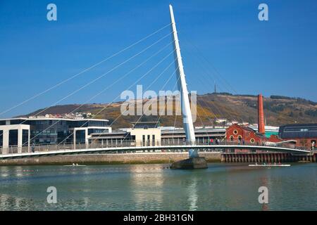 Millennium Foot Bridge, SA1 Area, Swansea Marina, Galles, Regno Unito Foto Stock