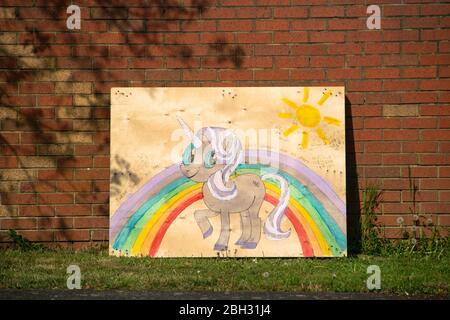 Bicester, Oxfordshire, Regno Unito . 23 aprile 2020. Opere d'arte fuori casa, mostra una foto di un arcobaleno, un simbolo di speranza in tempi bui, e un unicorno, entrambi che rappresentano gratitudine e grazie al personale NHS, e tutti i principali lavoratori, per il loro servizio durante la pandemia coronavirus. Credit Bridget Catterall/Alamy Live News Foto Stock