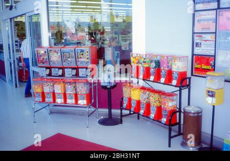 Decine di distributori automatici di dolci davanti a un supermercato americano. Foto Stock