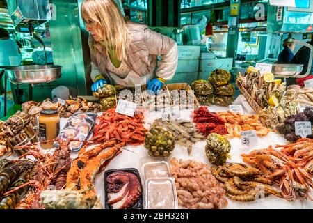 Mercat de la Boqueria, pesce fresco, sabietta, vendita donna, mercato coperto, Barcellona, Spagna Foto Stock