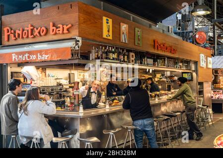 Pinotxo bar, la Boqueria Market, il proprietario fiammeggiante Juanito Bayén accoglie calorosamente i clienti come ha fatto per decenni, diventando una vera leggenda locale Foto Stock