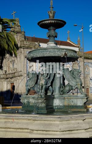 La Fonte dos Leöes, Fontana dei Lions, nella Praça de Gomes Teixeira, a Porto, Portogallo, ultima parte del sistema di approvvigionamento idrico pubblico della città Foto Stock