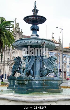 La Fonte dos Leöes, Fontana dei Lions, nella Praça de Gomes Teixeira, a Porto, Portogallo, ultima parte del sistema di approvvigionamento idrico pubblico della città Foto Stock