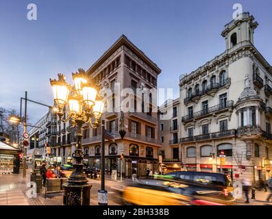 Las Ramblas, Taxi sfocato al crepuscolo, Barcellona, Spagnolo Foto Stock