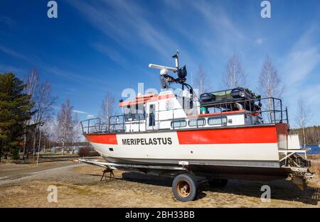 Imbarcazione di ricerca e salvataggio del lago interno ( SAR ) su rimorchio , pronta per andare , Finlandia Foto Stock