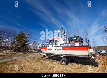 Imbarcazione di ricerca e salvataggio del lago interno ( SAR ) su rimorchio , pronta per andare , Finlandia Foto Stock