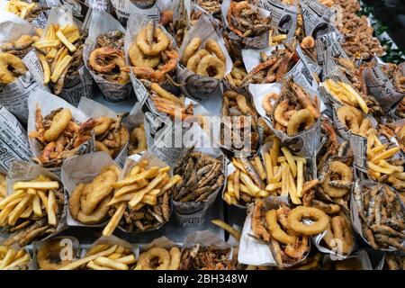 Spuntini di pesce al mercato di Boqueria, Mercat de Sant Josep de la Boquería, Barcellona, Catalogna, Spagna Foto Stock