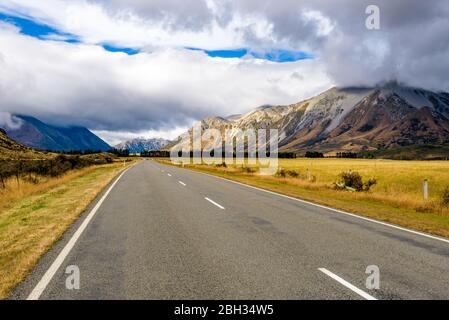 Bellissimo paesaggio di montagna con strada di montagna vuota e deserta sull'autostrada SH73 tra Arthur's Pass e Castle Hill, Canterbury, Nuova Zelanda. Foto Stock