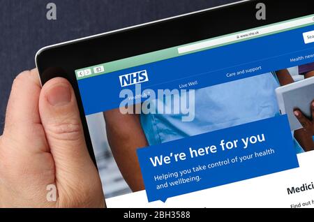 Sito Web NHS visualizzato su un iPad (solo per uso editoriale) Foto Stock