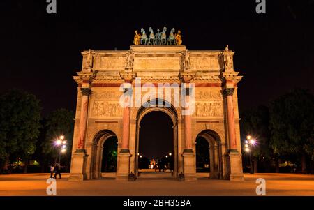 L'Arco di Trionfo del Carrousel illuminato a Parigi, Francia Foto Stock