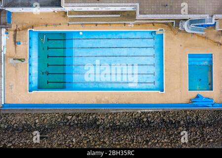 Gourock, Scozia, Regno Unito. 23 aprile 2020. Vista aerea della piscina all'aperto di Gourock. La piscina di acqua di mare normalmente è occupata ma ora è chiusa e l'acqua è stata scaricata durante il blocco del coronavirus. Iain Masterton/Alamy Live News Foto Stock