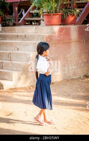 Le ragazze cambogiane aspettano fuori dalla loro scuola locale al villaggio galleggiante a Tonle SAP, Kampong Phluk, Siem Reap Province, Cambogia. Foto Stock