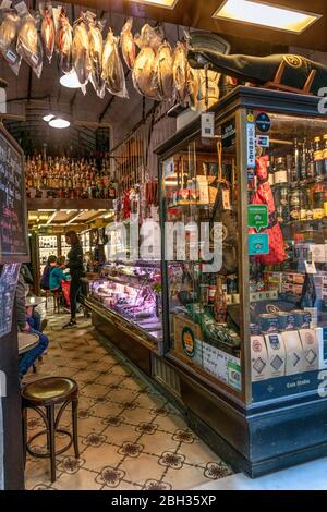 Piccolo negozio gourmet nel centro storico di Barcellona, spagnolo Foto Stock