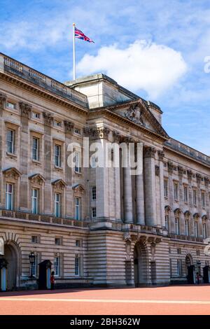 Guardie a piedi Buckingham Palace Londra Inghilterra Regno Unito Capital River Thames Regno Unito Europa UE Foto Stock