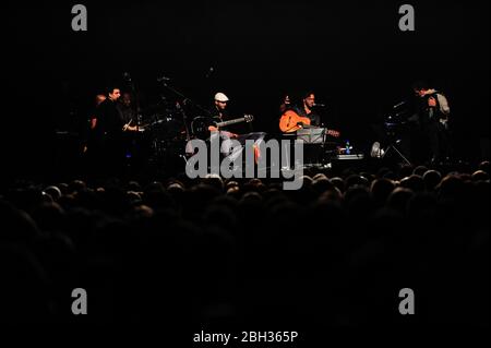 Al di Meola, Celebrity, ritratto, jazz, fusion, chitarrista, al, al di meola, concerto, di meola, editoriale, intrattenitore, intrattenimento, famoso, chitarra, chitarrista, jazz, meola, musica, musicano, esecutore, giocatore, ritratto, palcoscenico, al, al di meola, concerto, di meola, editoriale, intrattenitore, intrattenimento, famoso, chitarra, chitarrista, jazz, meola, musica, musicano, esecutore, lettore, Portrait, stage, World sinfonia, di Meola è nato a Jersey City il 22 luglio 1954. foto di kazimierz jurewicz, Foto Stock