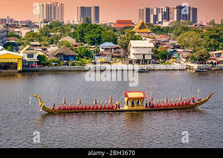 Processione reale della chiatta sul Mae Nam Chao Phraya, Bangkok, Thailandia Foto Stock