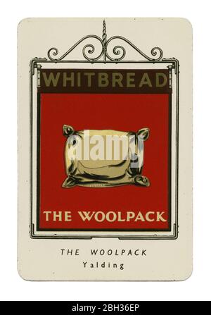 Un'insegna in miniatura del pub in metallo del 1949 per la Whitbread's Brewery. Questo segno (numero 36 nella Serie 1) ha presentato il Woolpack, Benover, Yalding, Kent ed è stato progettato da Kathleen M Claxton. L'illustrazione mostra un woolsack di iuta. Foto Stock