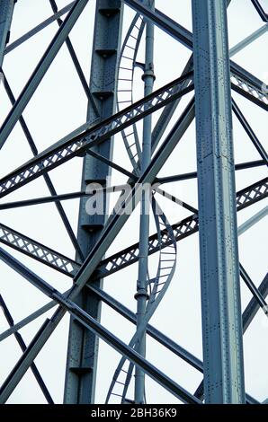 Scalette di accesso per la manutenzione dell'arco metallico Ponte Luis i, sulla valle del fiume Douro a Porto, Portogallo Foto Stock