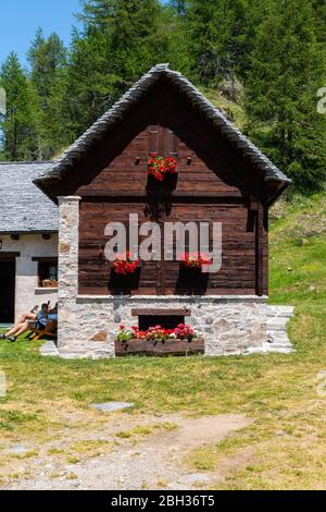 Il paese di montagna di Crampiolo presente ad Alpe Devero, Alpi Lepontine, Ossola, Piemonte, Italia Foto Stock
