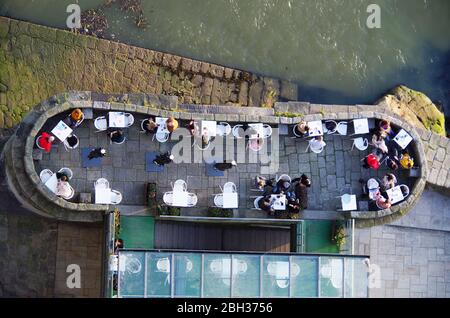 Vista dal ponte superiore del Ponte Luis i sul fiume Douro un bar caffetteria all'aperto con la gente che prende il tè pomeridiano o che beve un drink. Foto Stock