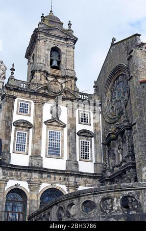 La facciata barocca e la porta della chiesa tardo-gotica di San Francesco, Porto, Portogallo, con un ex edificio conventuale (?) con un campanile Foto Stock